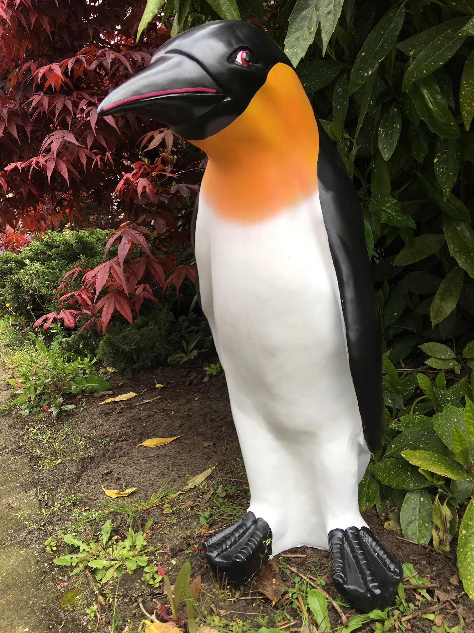 Pinguin beeld in kleur, polystein.